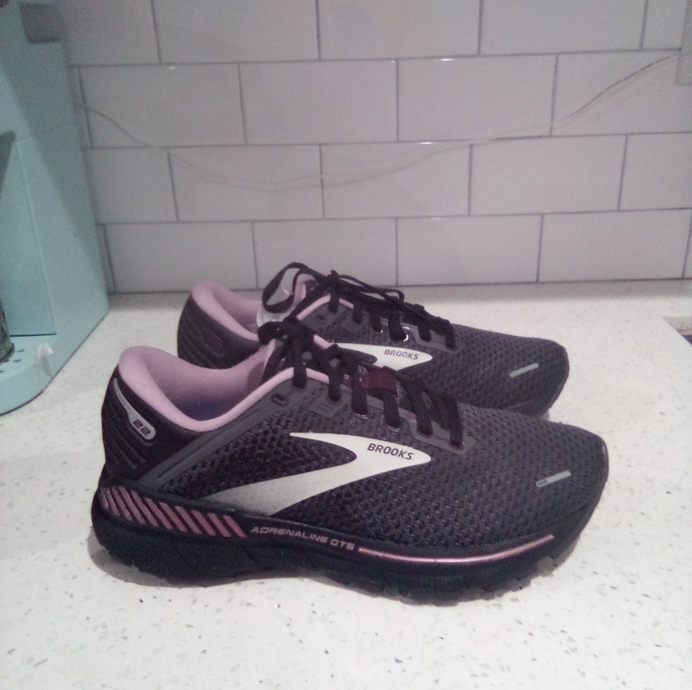 Brooks Adrenaline GTS 22 Women's Sneakers Size 8.5